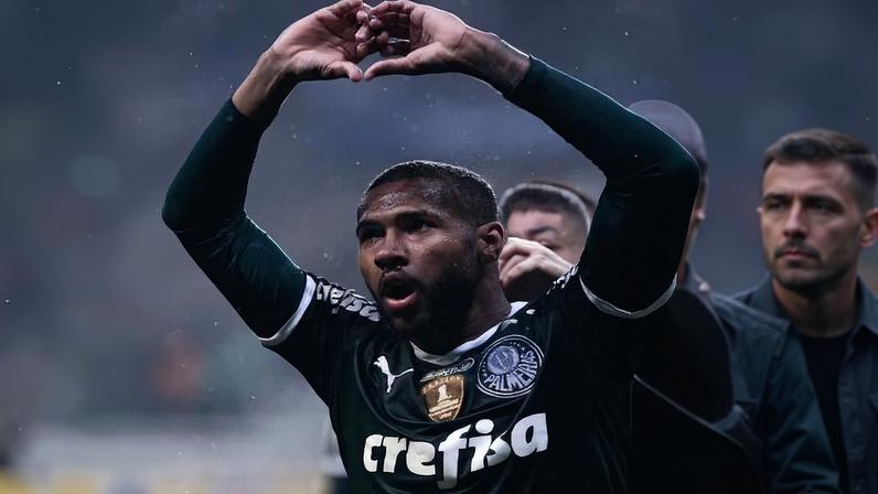 Wesley, jogador do Palmeiras, comemora seu gol durante partida contra o Botafogo