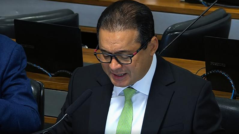 O senador Weverton Rocha (PDT-MA) fala durante a CCJ do Senado no dia 15 de abril de 2026 — Foto: TV Senado/Reprodução