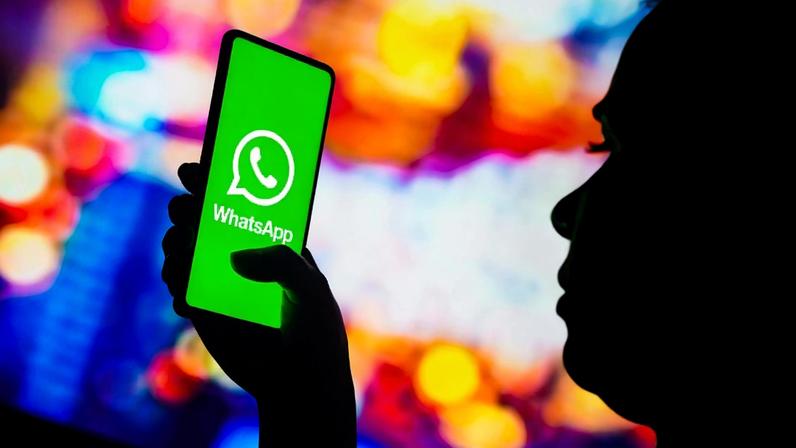 pessoa mexendo no WhatsApp
