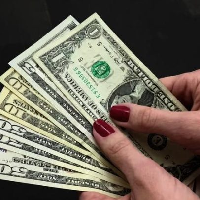 Dólar sobe para R$5,02 com foco nas negociações EUA e Irã; Ibovespa cai