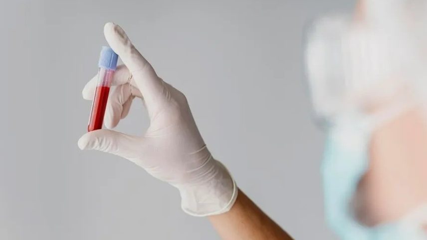 Clínicas nos EUA cobram até US$ 8 mil por litro de plasma jovem apesar de alerta do FDA, emitido em 2019, indicando ausência de benefício clínico comprovado para pessoas saudáveis
