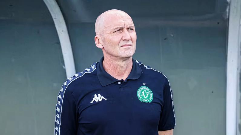 Gilmar Dal Pozzo em CRB x Chapecoense — Foto: Ailton Cruz