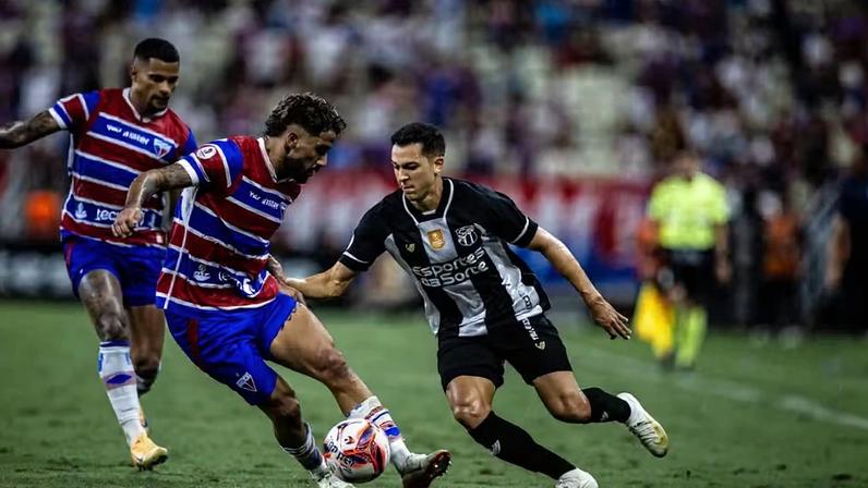 Brítez e Juan Alano no Clássico-Rei — Foto: Thiago Gadelha/SVM