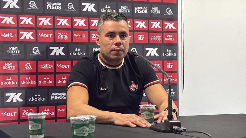 Jair Ventura em entrevista coletiva — Foto: Gabrielle Gomes