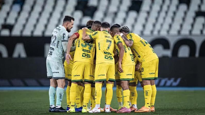 Jogadores do Mirassol perfilados antes de jogo do Brasileirão — Foto: Pedro Zacchi/Agência Mirassol