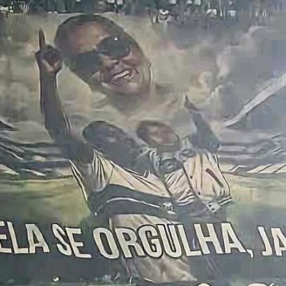 Torcida do Coritiba homenageia Jacy com bandeirão ao lado da mãe, vítima de câncer