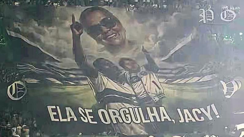 Bandeira da torcida do Coritiba em homenagem a Jacy — Foto: Guto Marchiori