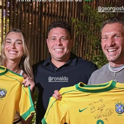 Sabalenka e noivo brasileiro ganham camisas autografadas por Ronaldo