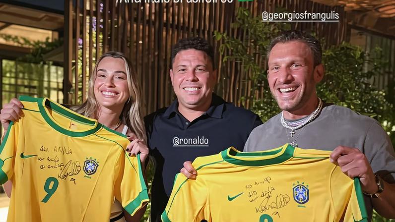 Sabalenka e noivo brasileiro ganham camisas autografadas por Ronaldo