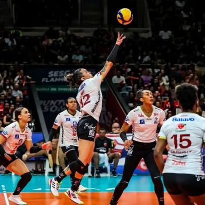 Ponteira do Mackenzie salva bola com o pé em quadra; vídeo mostra