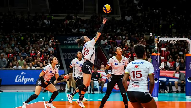 Ponteira do Mackenzie salva bola com o pé em quadra; vídeo mostra