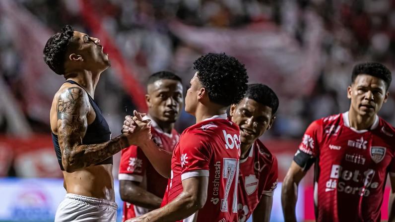 Gustavo Puskas comemora gol da vitória sobre o Atlético-GO — Foto: Roberto Corrêa / Vila Nova F.C.