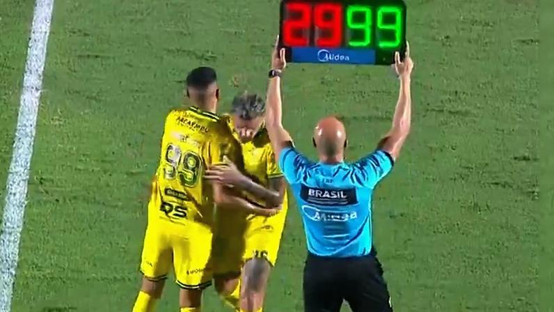 Momento que Tiquinho Soares, do Mirassol, é substituído — Foto: Reprodução/Premiere