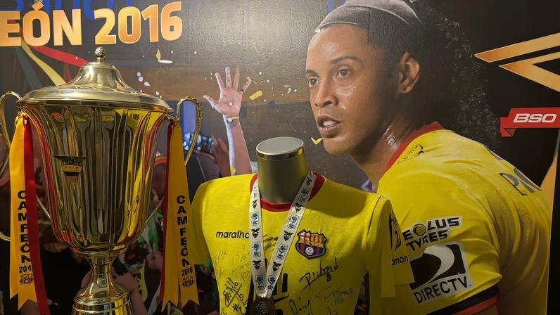Referência a Ronaldinho Gaúcho como campeão equatoriano 2016 — Foto: Guilherme Macedo