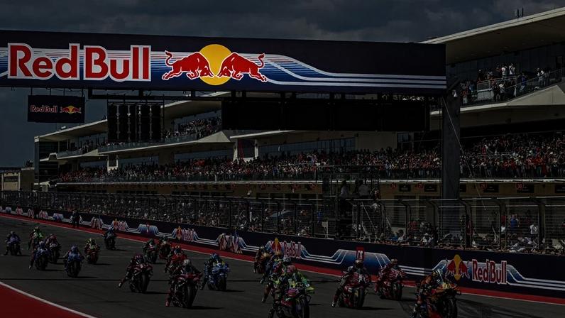 Pilotos da MotoGP aguardam definições sobre contratos e divisão de receitas, que travam o mercado para a temporada 2027.