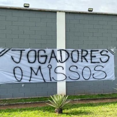 Torcida do Corinthians protesta no CT Joaquim Grava com faixas contra o elenco