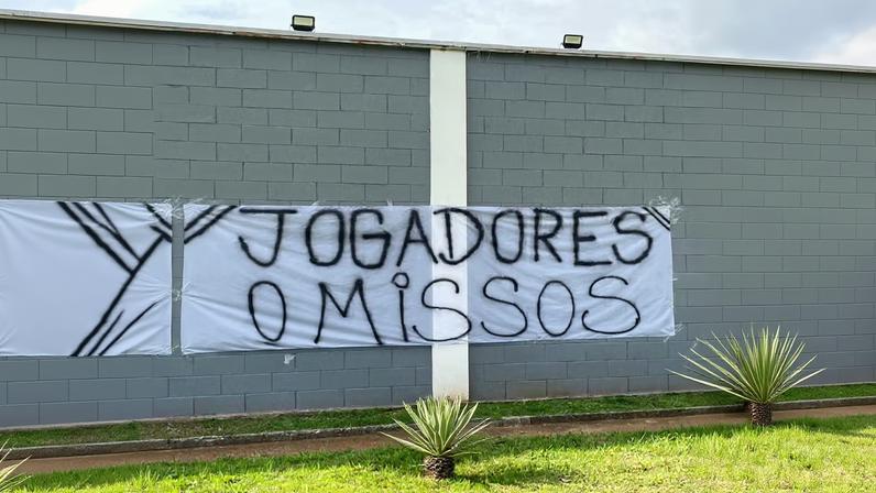 Torcida do Corinthians protesta no CT Joaquim Grava com faixas — Foto: Divulgação