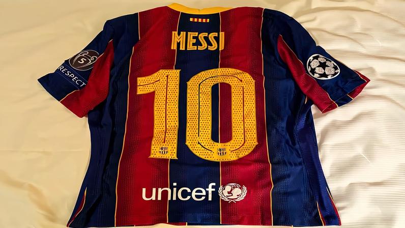 Camisa de Messi trocada por Carlos de Pena, do Sport, quando atuava pelo Dínamo Kiev, em jogo da Champions League — Foto: Arquivo pessoal