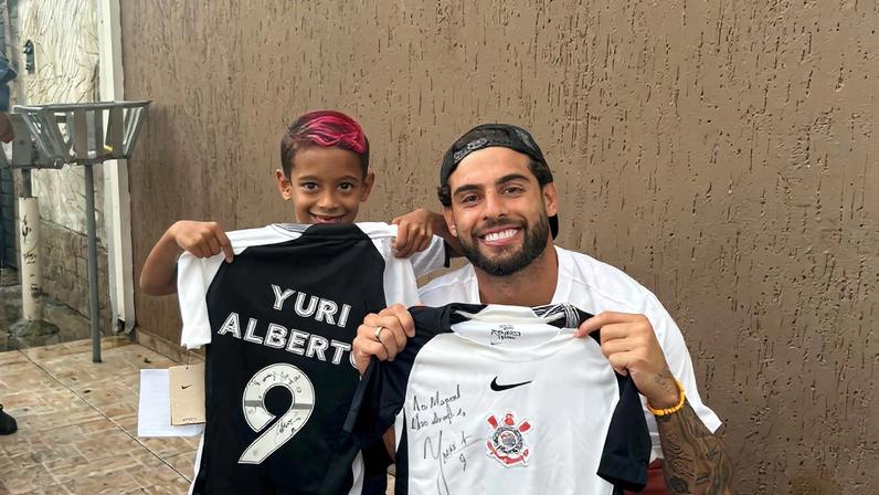 Yuri Alberto, atacante do Corinthians, faz surpresa para menino de sete anos