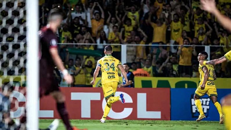 João Victor comemora o gol do Mirassol sobre o Lanús — Foto: Pedro Zacchi/Agência Mirassol