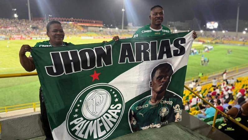 Jhon Arias reencontra família na saída do vestiário após Junior Barranquilla x Palmeiras