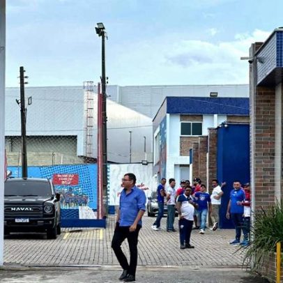 Torcida do Fortaleza protesta no Pici após derrota e incerteza sobre Brítez