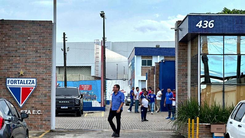 Torcida do Fortaleza protesta no Pici — Foto: Fernanda Alves/SVM