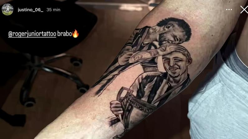 Justino, zagueiro do Botafogo tatua momento com Barboza — Foto: Reprodução