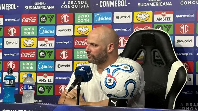 Franclim Carvalho em coletiva após Botafogo x Caracas — Foto: Bárbara Mendonça