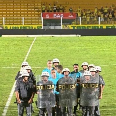 Árbitro demora 35 minutos para deixar o gramado e é escoltado por 13 policiais