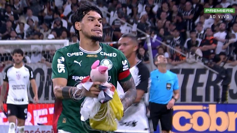 Gustavo Gómez recolhe porco de pelúcia em Corinthians x Palmeiras — Foto: Reprodução