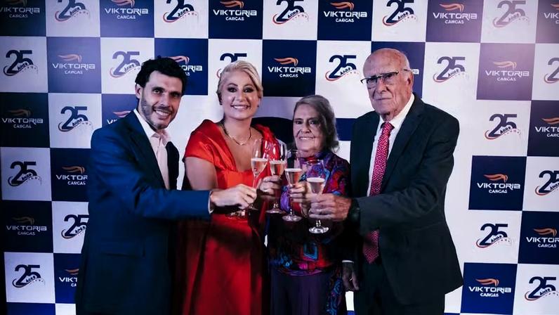 Daniel Costardi e Selly Sayed junto aos fundadores da Viktória Cargas, Ercilia Costardi e Oswaldo Ferreira, na festa de 25 anos da empresa