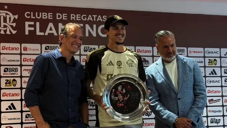 Flamengo faz homenagem a Pedro, maior artilheiro do clube no século — Foto: Luiza Sá