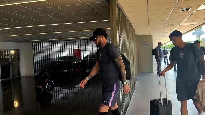 Alex Telles no embarque do Botafogo para enfrentar o Racing — Foto: Bárbara Mendonça