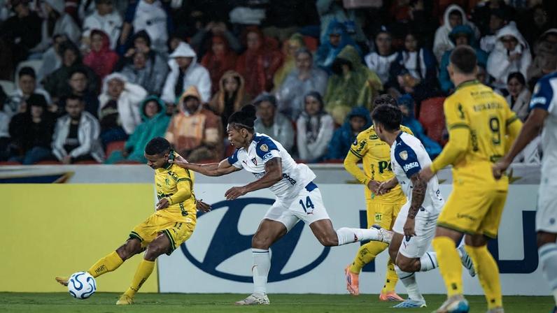 Negueba, do Mirassol, em ação conta a LDU, pela Libertadores — Foto: Pedro Zacchi/Agência Mirassol