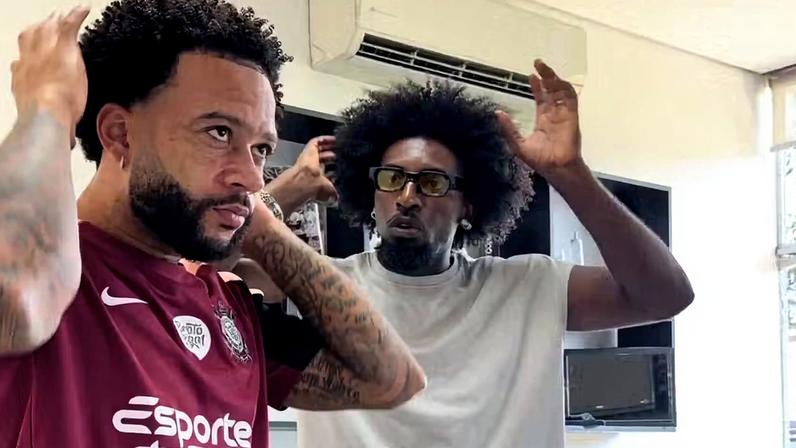 O cabelereiro durante o corte com o atacante do Corinthians