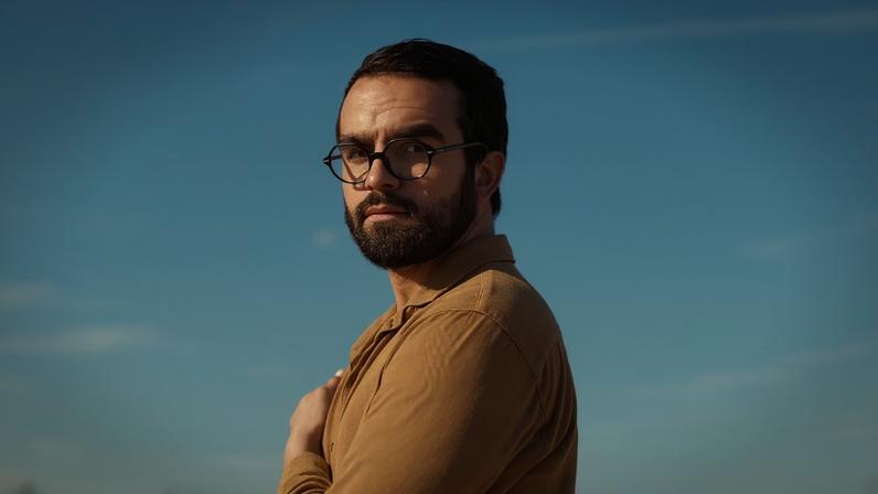 Liel Vini, professor brasileiro radicado nos EUA, viralizou ao ensinar músicas em português para crianças americanas