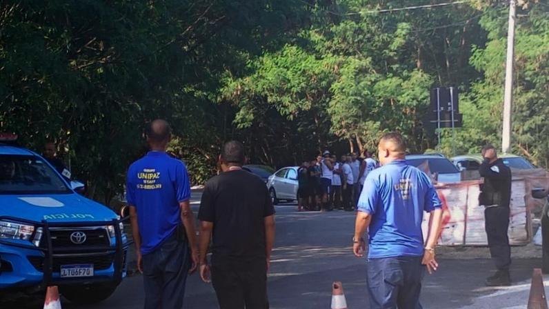 Torcedores do Fluminense protestam no CT Carlos Castilho — Foto: Reprodução