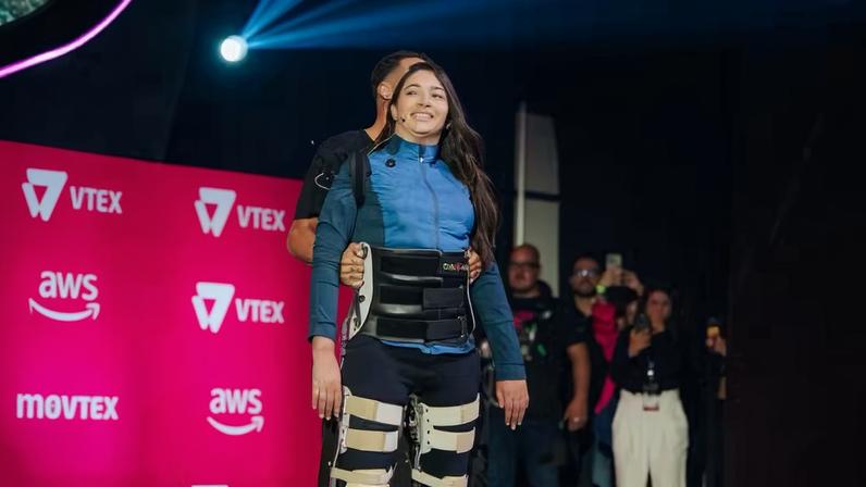 Lais Souza aparece de pé em público pela primeira vez com auxílio de órtese — Foto: Divulgação