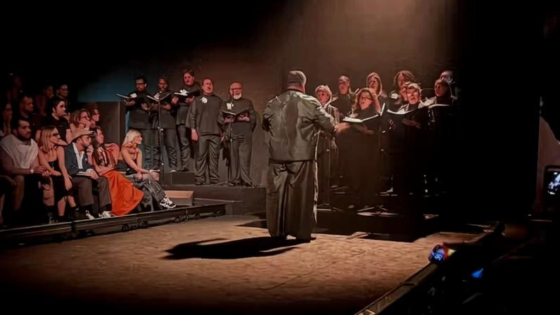 Handred rege ópera ao vivo no Rio Fashion Week com maestro do Theatro Municipal
