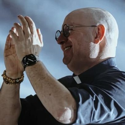 Padre DJ atrai multidão em rave católica na Argentina