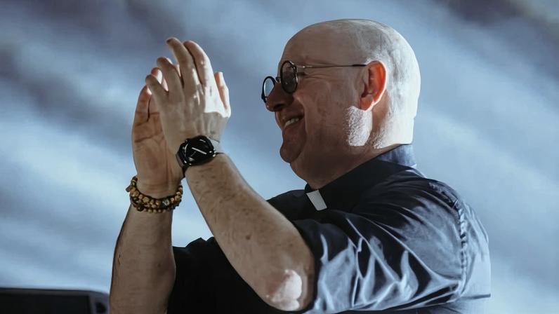 Padre DJ reúne multidão em “rave católica” na Argentina - destaque galeria