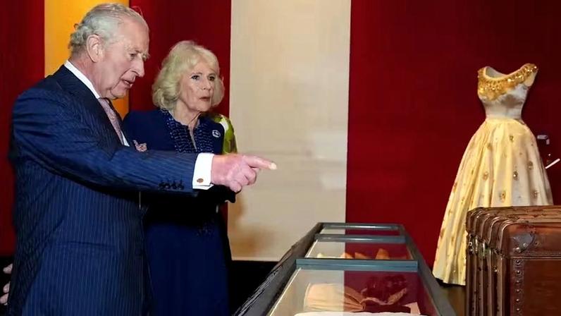 Rei Charles e a Rainha Camilla visitam a exposição de moda da Rainha Elizabeth — Foto: GettyImages