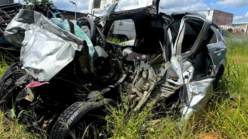 Carro da família ficou destruído — Foto: Izabela Gonçalves