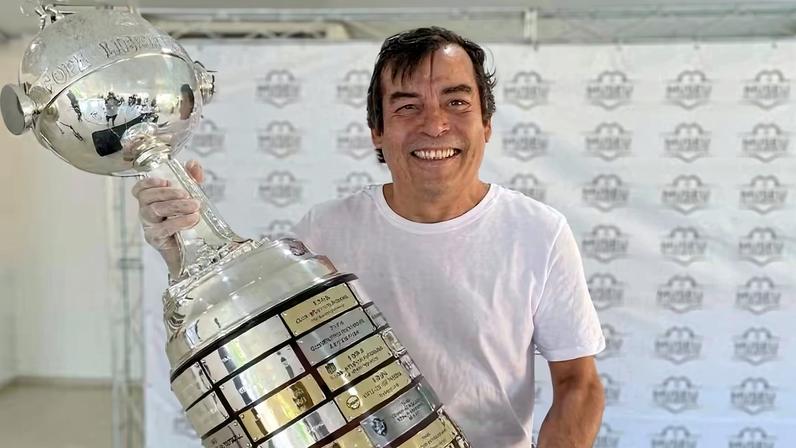Arthur Muhlenberg com a taça da Libertadores do Flamengo — Foto: Divulgação