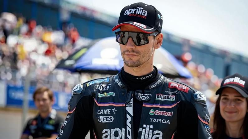 Lorenzo Savadori é piloto substituto e de testes da Aprilia.