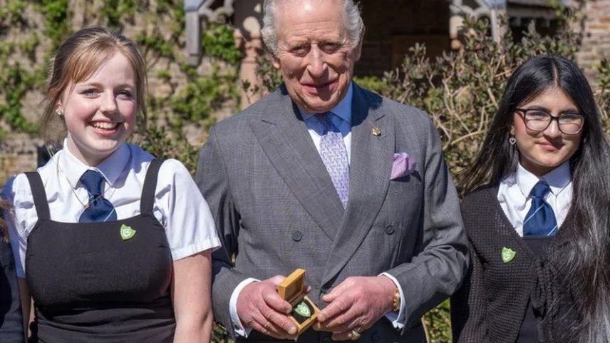 Rei Charles recebendo o distintivo verde do programa infantil 'Blue Peter' em 22 de abril de 2026 — Foto: GettyImages
