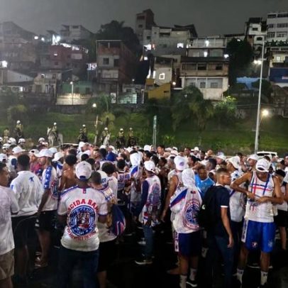 Torcedores do Bahia gritam olé para o Remo e protestam após derrota