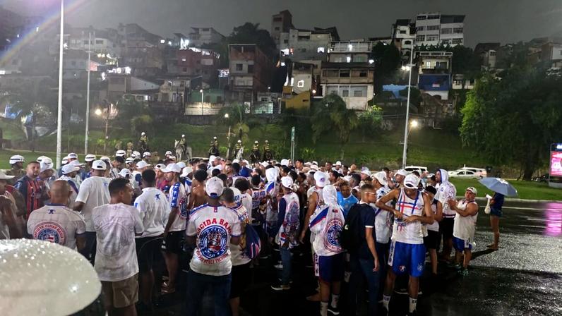 Torcedores do Bahia protestam após derrota para o Remo — Foto: Renan Pinheiro
