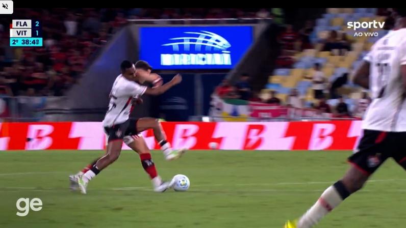 Saúl e Caíque Gonçalves em Flamengo x Vitória — Foto: Reprodução / Premiere